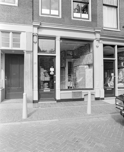 883720 Gezicht op de winkelpuien van het pand Oudegracht 241 te Utrecht. De foto is gemaakt naar aanleiding van schade ...